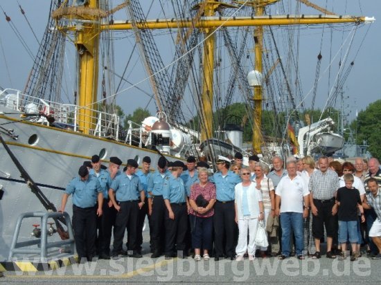 Gruppenbild vor Gorch Fock 3