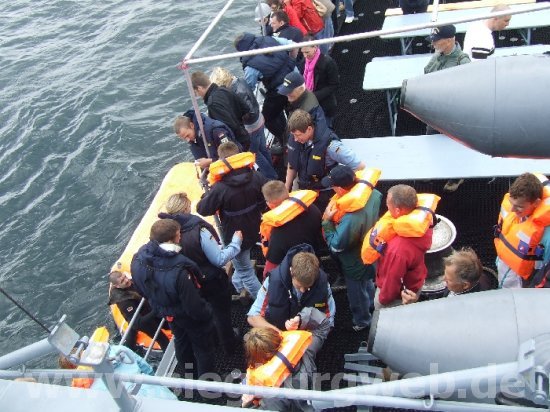 umsteigen in die Rettungsinsel